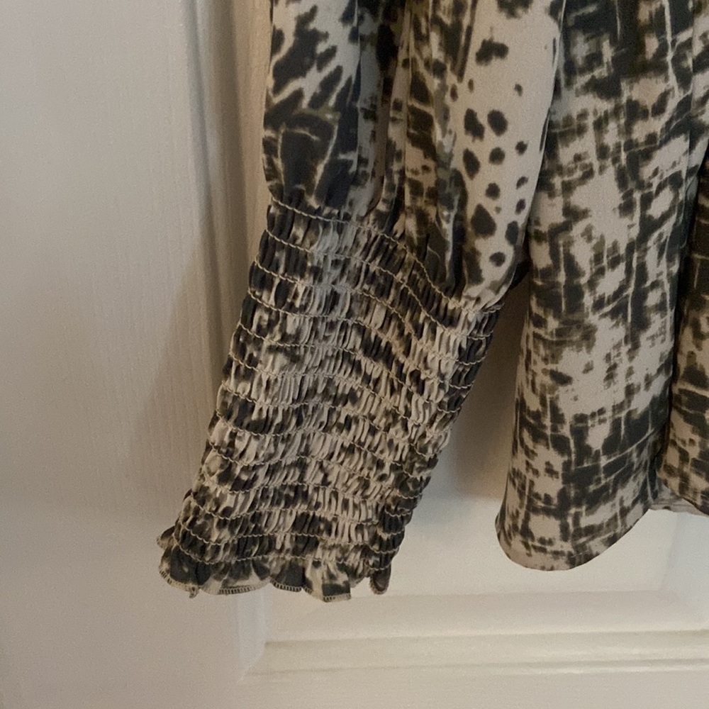 Express button down blouse - Picture 2 of 4